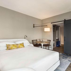 Studio Suite One King Bed Landmark View